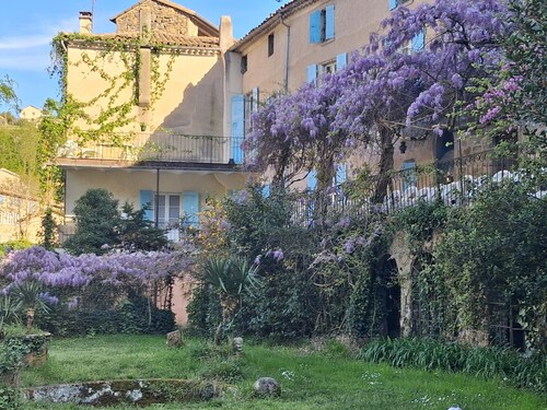 Maison de campagne 'De Maître Du Domaine Des Lys' avec vue sur les montagnes, terrasse et Wi-Fi