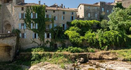 Landhaus 'De Maître Du Domaine Des Lys' mit Bergblick, Terrasse und Wi-Fi
