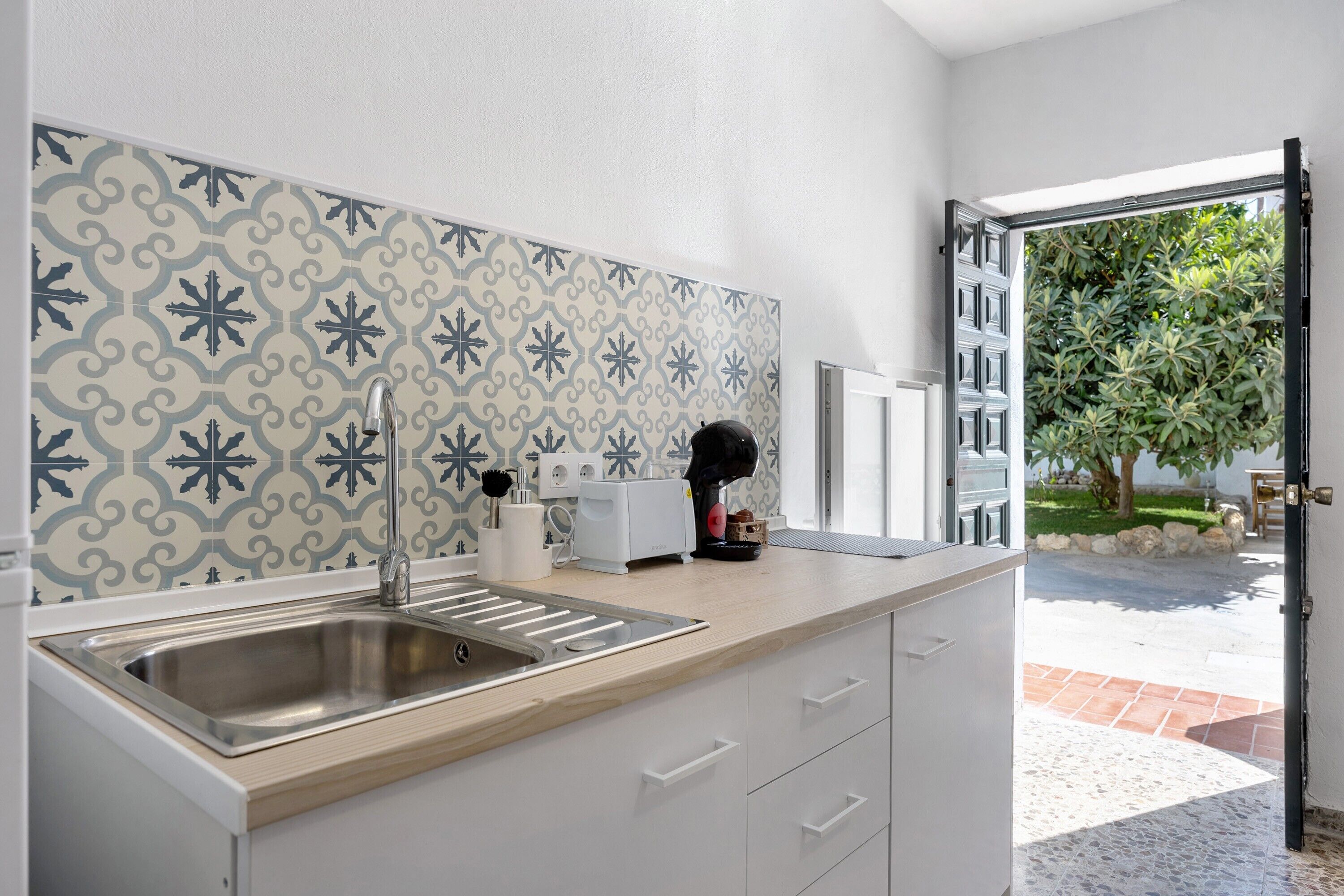 Køleskab, mikrobølgeovn, kaffe-/temaskine, brødrister