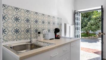 Køleskab, mikrobølgeovn, kaffe-/temaskine, brødrister