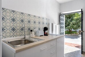 Refrigerador, microondas, cafetera/tetera, tostadora