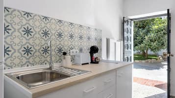 Een koelkast, een magnetron, een koffiezetapparaat/waterkoker