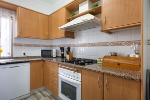 Kylskåp, mikrovågsugn, ugn och spishäll