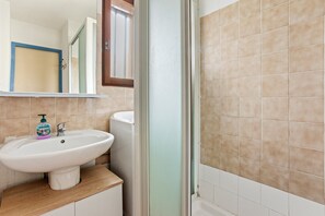 Shower, hair dryer - Apartment 'Appartement Chêne Liège' with Sea View, Shared Pool and Wi-Fi (Sainte-Maxime)