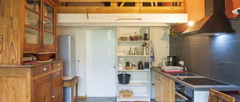 Fridge, oven, stovetop, coffee/tea maker