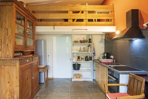 Réfrigérateur, four, plaque de cuisson, cafetière/bouilloire