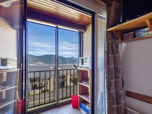 Interior - Apartment 'Face Au Lac 6 Voyageurs' with Lake View and Balcony (Les Angles)