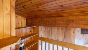 Un interior de madera con una escalera y barandilla.