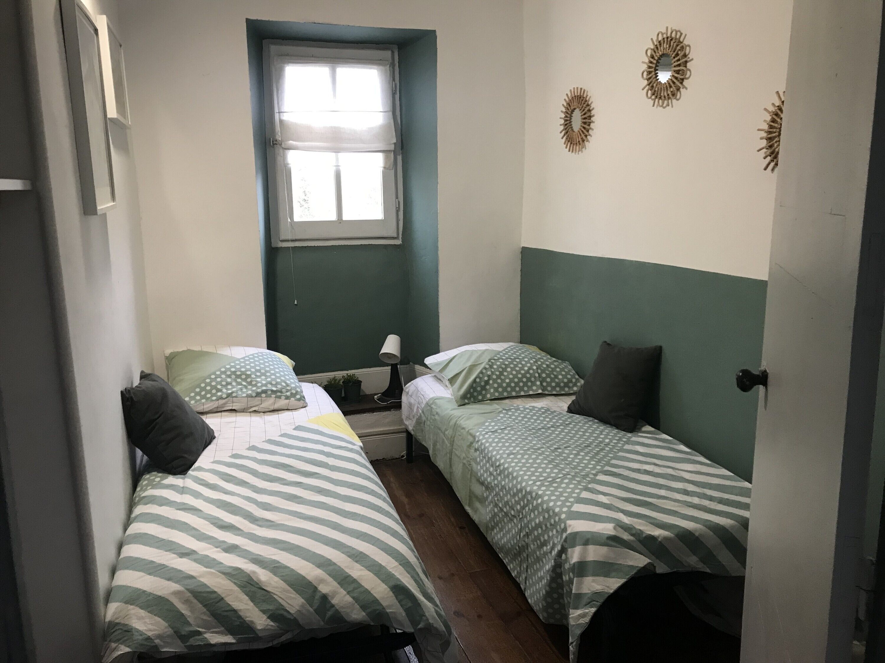 2 slaapkamers, een strijkplank/strijkijzer, gratis wifi, beddengoed