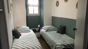 2 slaapkamers, een strijkplank/strijkijzer, gratis wifi, beddengoed