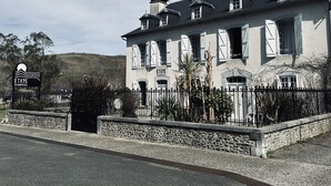 Een groot, historisch gebouw met veel ramen en een stenen gevel.