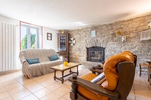 TV, fireplace - Holiday Home 800 m From the Beach with Private Terrace and Private Garden (Penmarc'h)