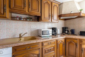 Frigorífico, microondas, horno y placa de cocina