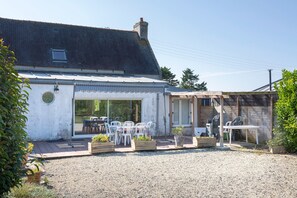 Outdoor dining - Holiday Home 800 m From the Beach with Private Terrace and Private Garden (Penmarc'h)
