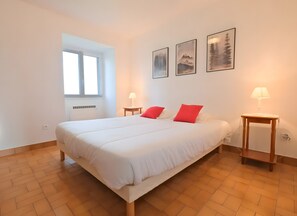 2 bedrooms, desk, iron/ironing board, free WiFi - La Grande Métairie, Country House in Périgord with Private Garden and Terrace (Saint-Méard-De-Drône)