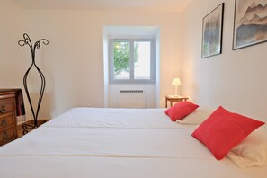 2 habitaciones, escritorio, tabla de planchar con plancha y wifi gratis 