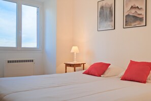 2 habitaciones, escritorio, tabla de planchar con plancha y wifi gratis 