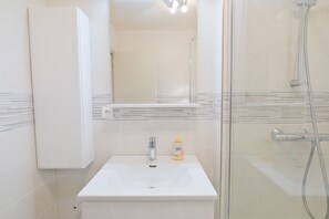 Regadera, amenidades de baño gratuitas, secadora de cabello, toallas 