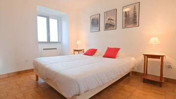 2 bedrooms, iron/ironing board, free WiFi