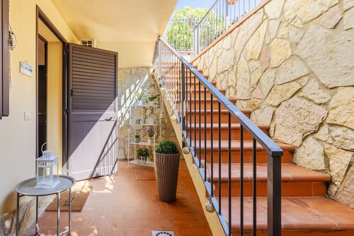 Apartment 'La Casa Di Alina Mondello' with Private Garden, Wi-Fi and Air Conditioning