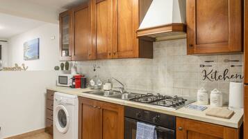 KĂŒhlschrank, Mikrowelle, Ofen, Herdplatte