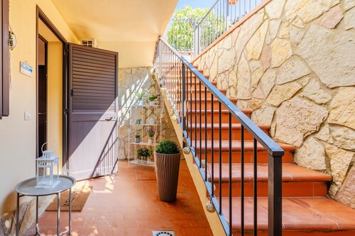 Apartment 'La Casa Di Alina Mondello' with Private Garden, Wi-Fi and Air Conditioning