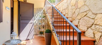 Apartment 'La Casa Di Alina Mondello' with Private Garden, Wi-Fi and Air Conditioning