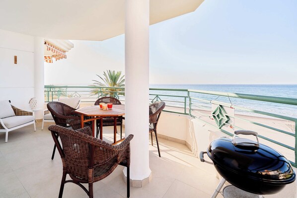 Outdoor dining - Apartment 'First Line Oasis Td05' with Sea View, Wi-Fi and Air Conditioning (Torrox)
