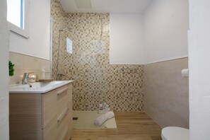 Een douche, een haardroger, handdoeken