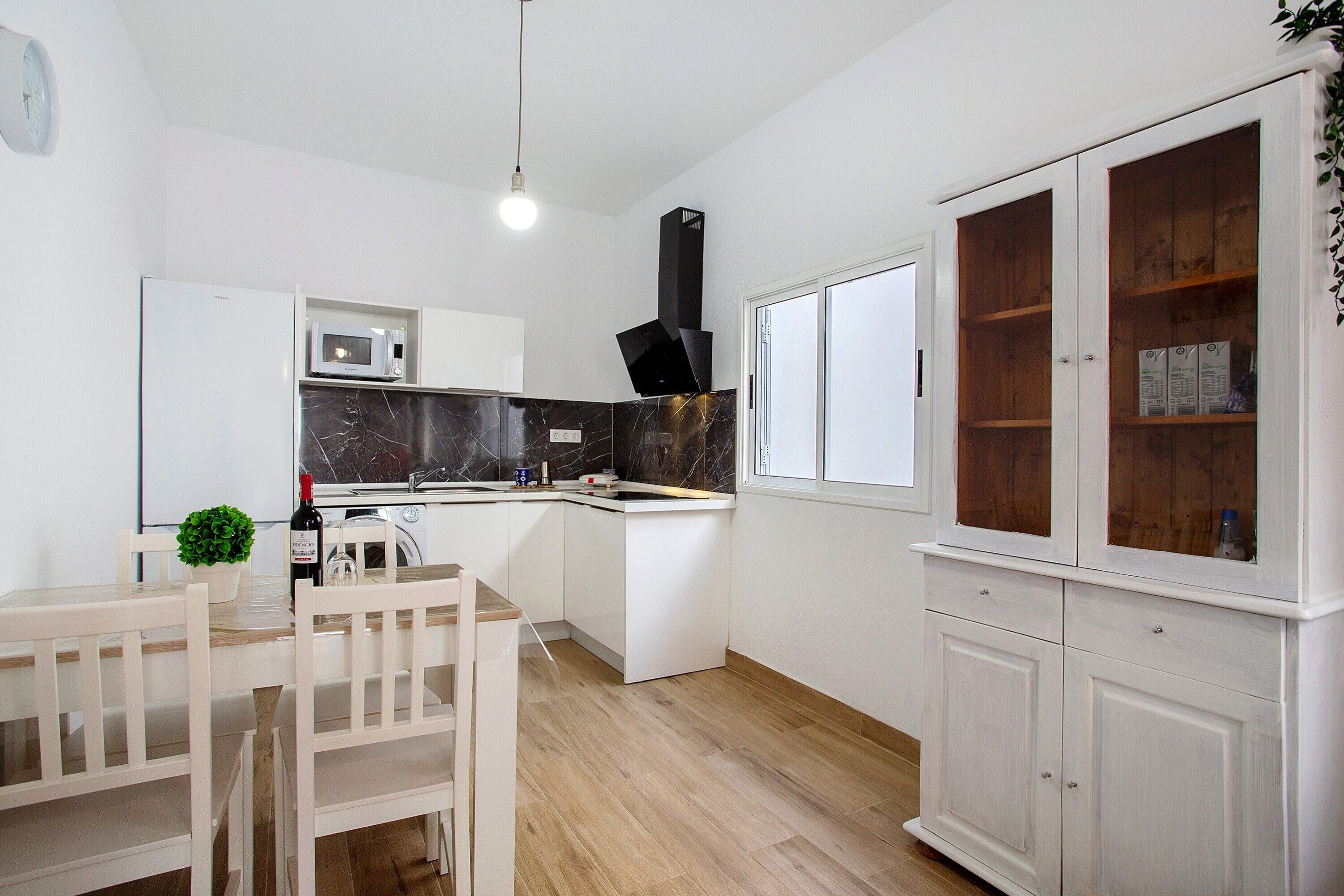 Kühlschrank, Mikrowelle, Herdplatte, Wasserkocher mit Kaffee-/Teezubehör