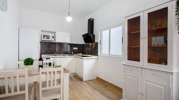 Kühlschrank, Mikrowelle, Herdplatte, Wasserkocher mit Kaffee-/Teezubehör