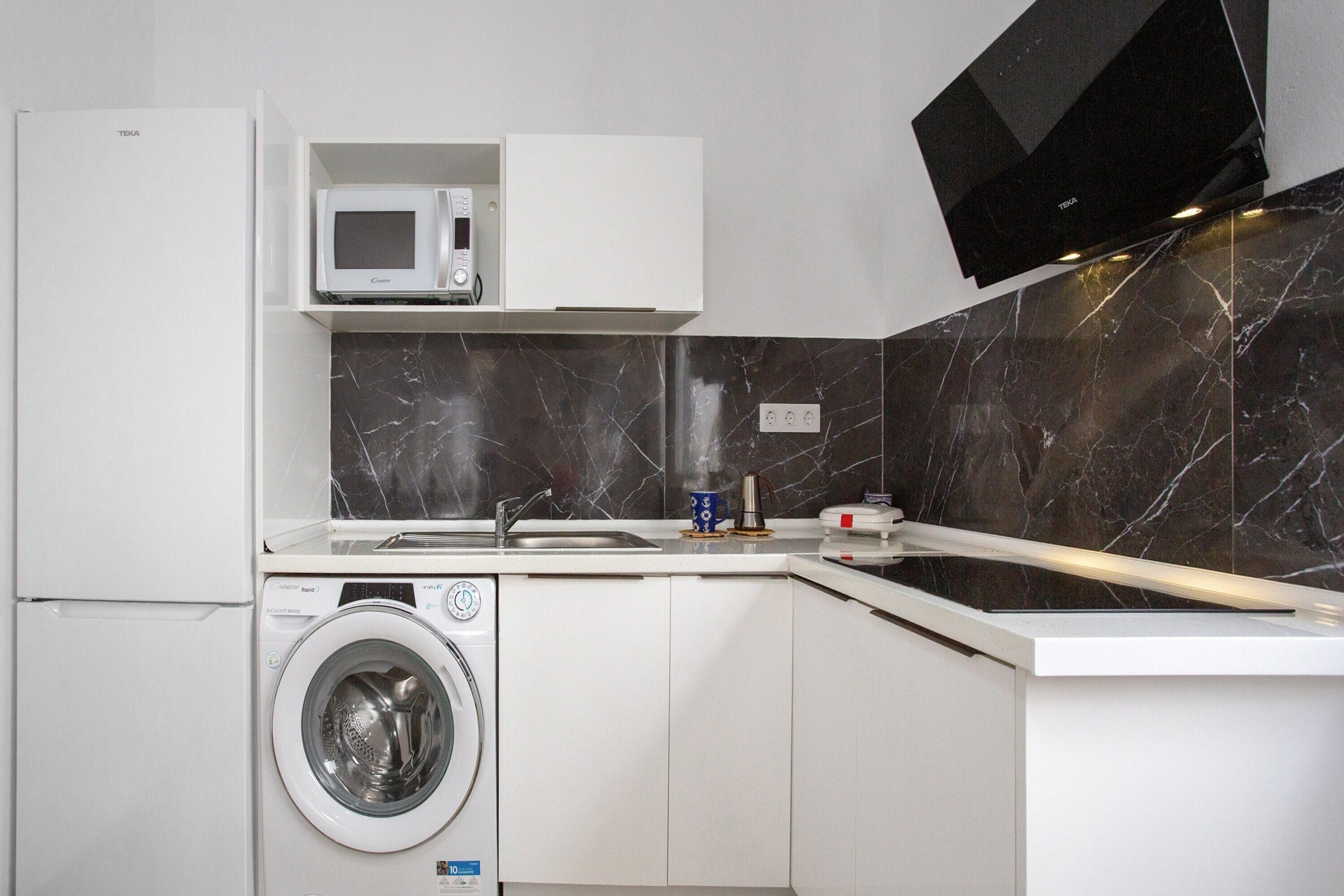 Réfrigérateur, micro-ondes, plaque de cuisson, cafetière/bouilloire