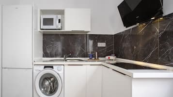 Refrigerador, microondas, placa de cocina, cafetera/tetera