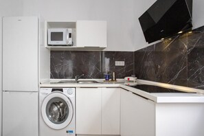 Refrigerador, microondas, placa de cocina, cafetera/tetera