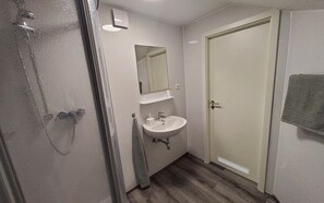 Shower, towels - Room 'Zimmer 6' with Wi-Fi (Neuenhaus)