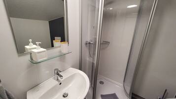 Een douche, handdoeken