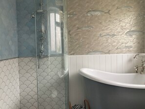 Dusche, Haartrockner, Handtücher