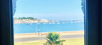 Cosy Coastguard Cottage right next to the sea