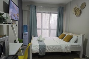 Een strijkplank/strijkijzer, wifi, beddengoed
