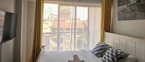 Iron/ironing board, WiFi, bed sheets