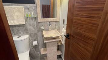 SĂšche-cheveux, serviettes fournies, savon, papier toilette