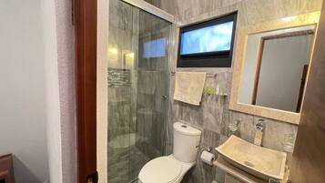 SĂšche-cheveux, serviettes fournies, savon, papier toilette