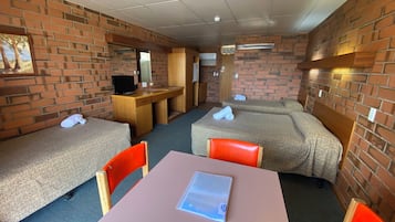 Family Motel, Ensuite