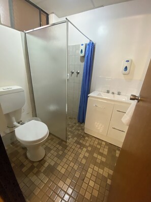 Twin Motel, Ensuite | Salle de bain | Douche, serviettes fournies, savon, papier de toilette