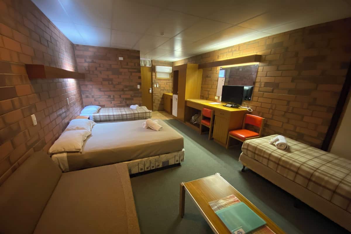 Family Quadruple Motel, Ensuite | 무료 WiFi, 침대 시트