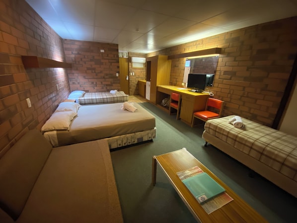 Family Quadruple Motel, Ensuite | Free WiFi, bed sheets