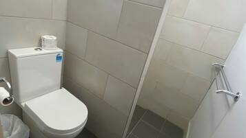 Family Motel, Ensuite | Badezimmer | Dusche, Handtücher, Seife, Toilettenpapier