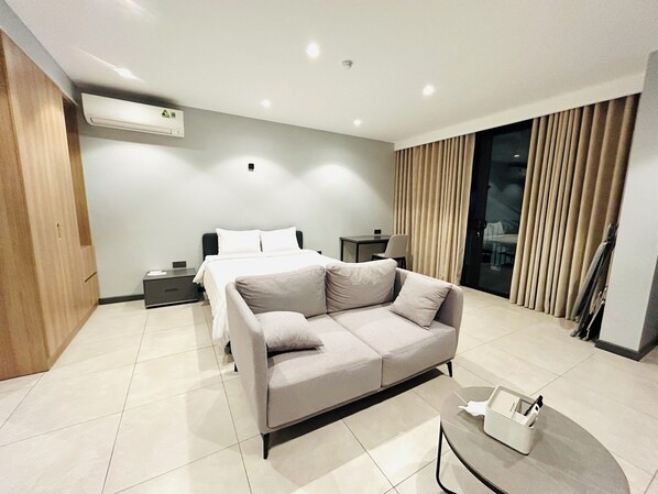 Suite superior, balcón, vista al patio | Caja de seguridad en la habitación y insonorización 