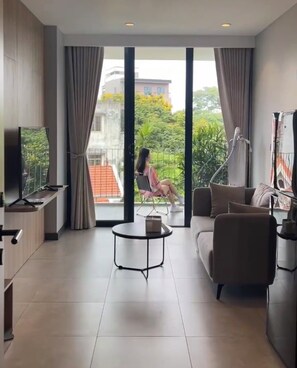 Suite superior, balcón, vista al patio | Caja de seguridad en la habitación y insonorización 