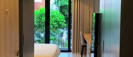 In-room safe, soundproofing, iron/ironing board, free WiFi